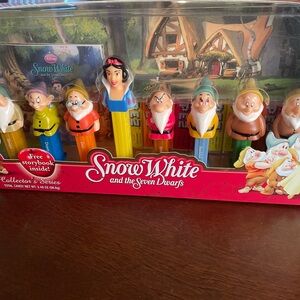 Disney Snow White and the Seven Dwarfs Pez Set